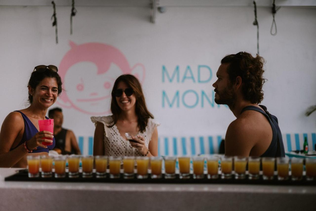 Mad Monkey Kuta Lombok Hostel Kültér fotó