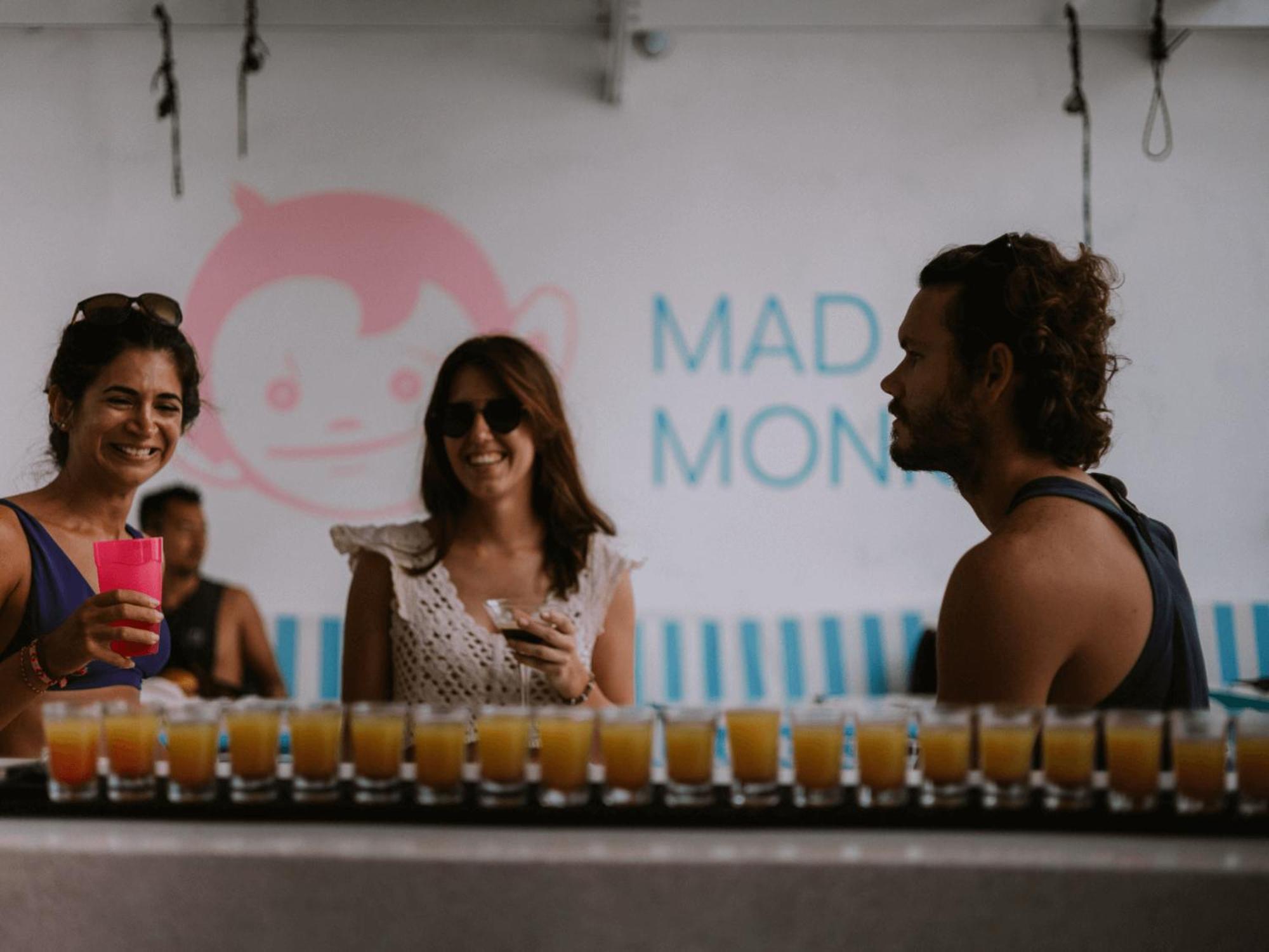 Mad Monkey Kuta Lombok Hostel Kültér fotó